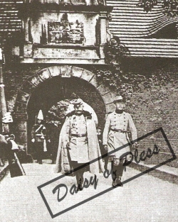 Cesarz Wilhelm II i jego oficer ordynacyjny ks. Hans Heinrich von Pless przed Bramą Wybrańców w Pszczynie